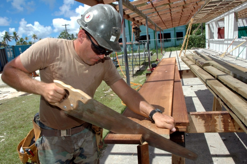 menuisier-AUVARE-min_worker_construction_building_carpenter_male_job_build_helmet-893290